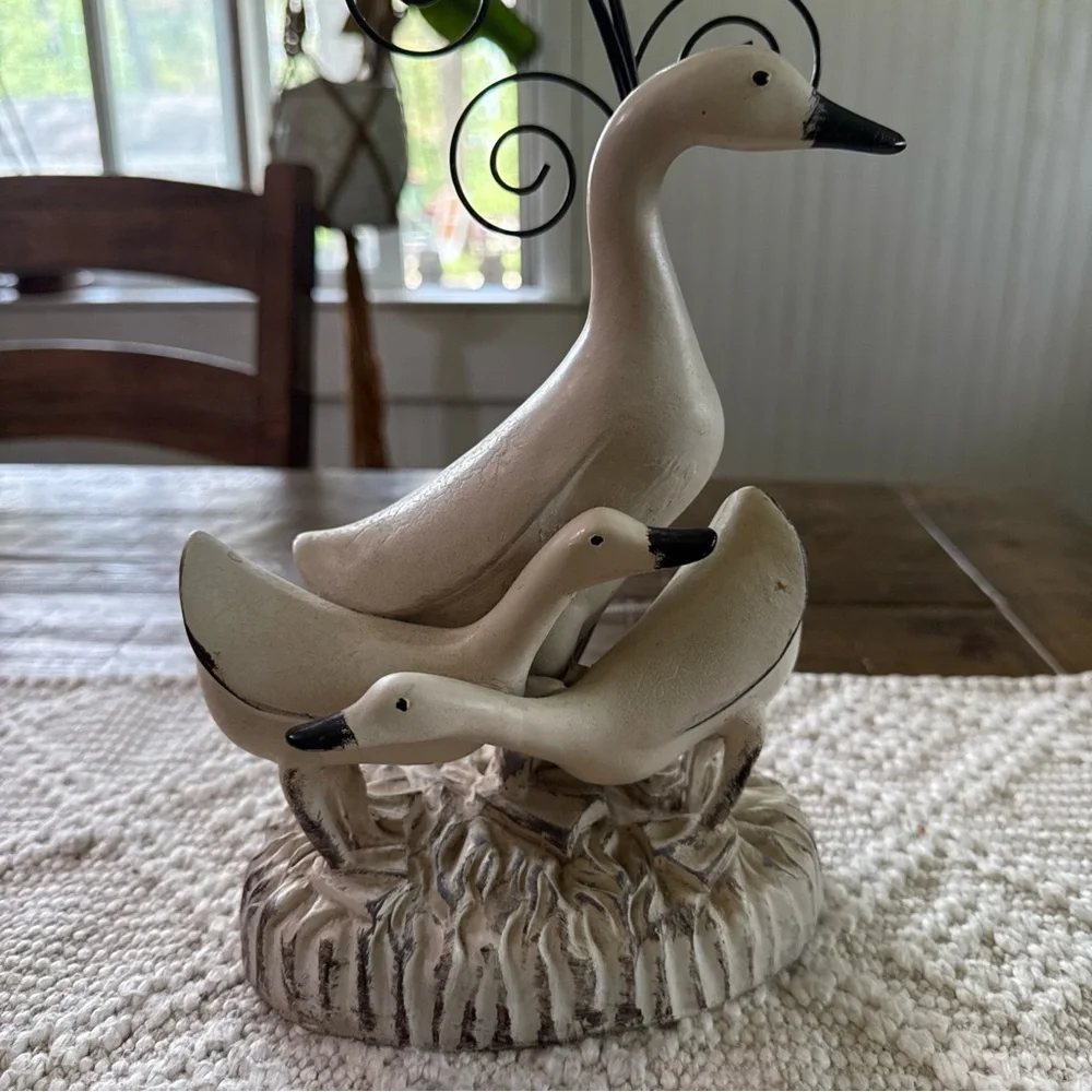 Decorative Duck/Goose Family Photo Clip Figurine with Black Accents